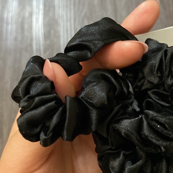 Ardene silk like scrunchies - Picture 2 of 3